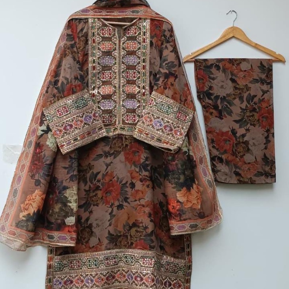 Category: 3Pc, Shirt, Trouser, Cotton Silk Dupatta
Fabric: Silk
Shirt Length: 48